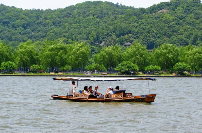 Ho Tay lake and Tran Quoc Pagoda